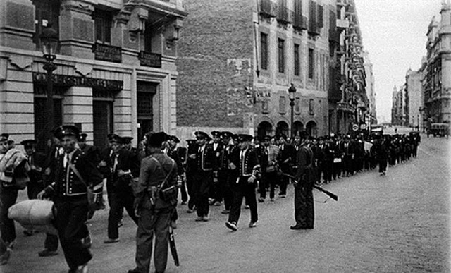 Mozos de Escuadra custodiados por la guardia civil después de rendirse 1934