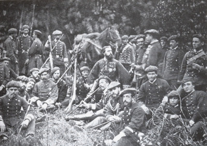 Fotografía de Don Carlos durante la guerra rodeado de voluntarios.