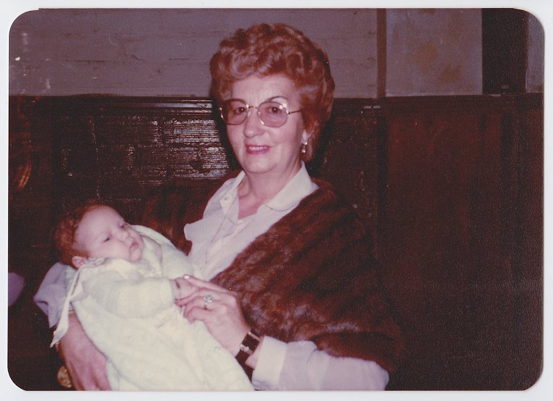 La abuela Marisa con Berta en brazos el día de su bautizo